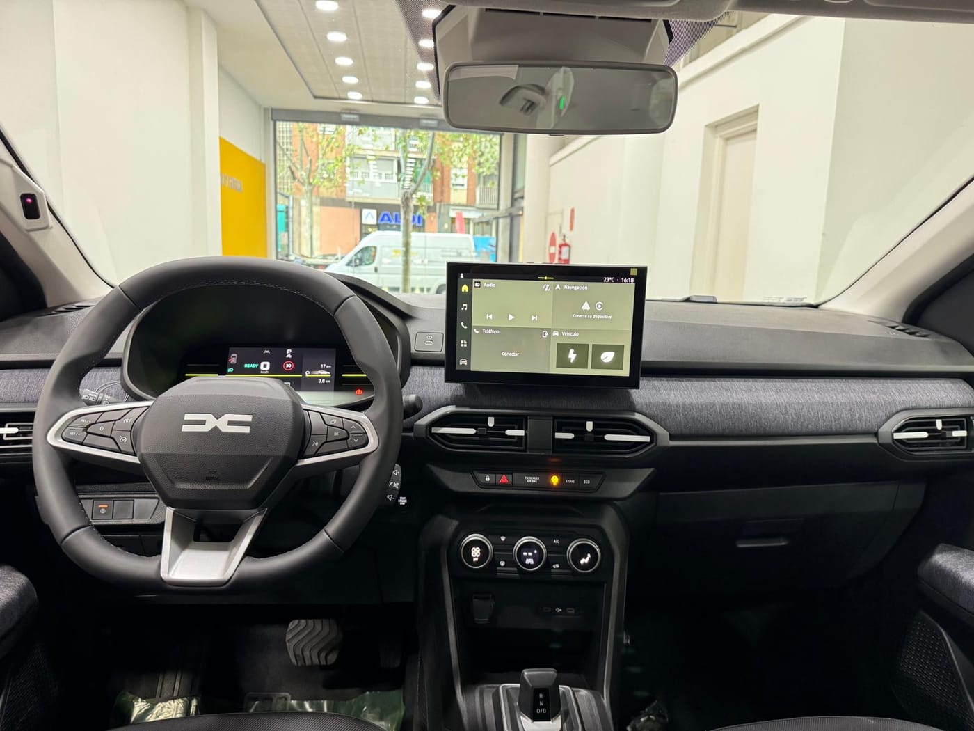 Salpicadero y pantalla multimedia del Dacia Jogger Hybrid taxi
