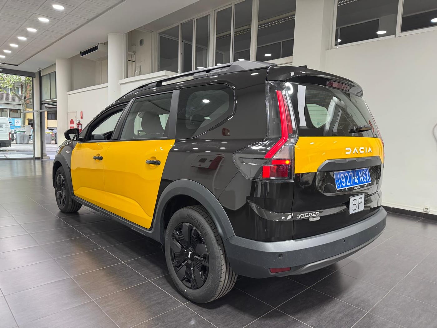 Trasera del taxi híbrido Dacia Jogger Hybrid
